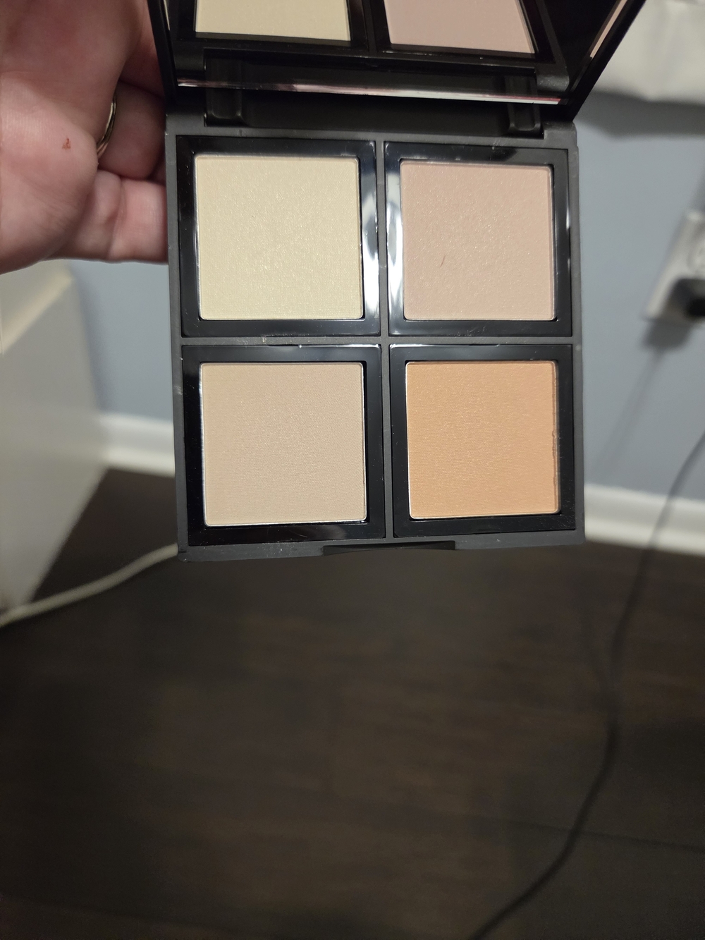E.L.F. Illuminating Palette Mirror included #83329 BN